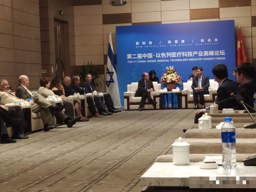 A roundtable dialogue of the summit forum held in the Hilton Changzhou Xincheng