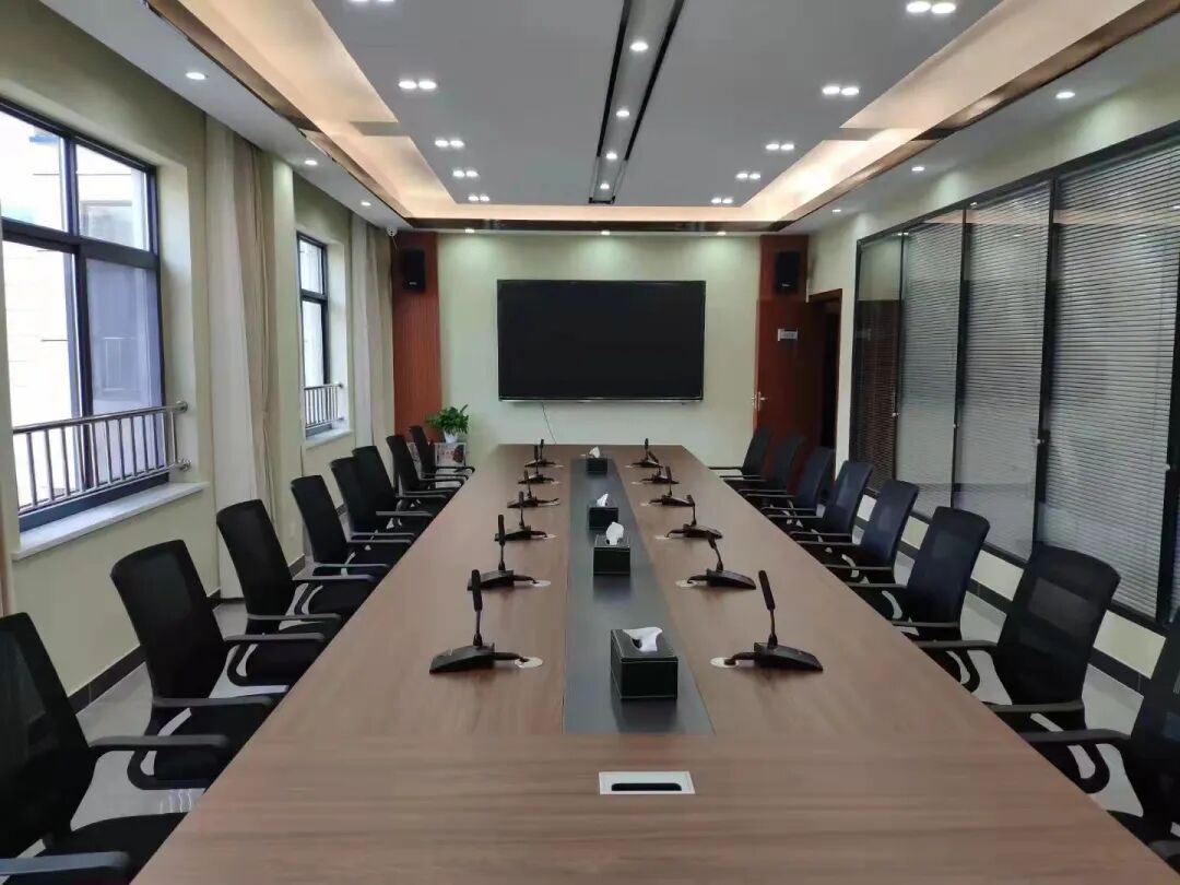The small meeting room with TSG-910 short-stem gooseneck microphones