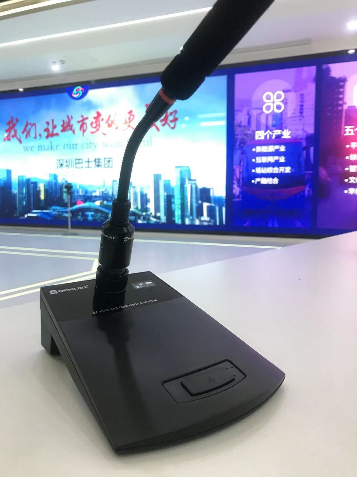 Беспроводной дискуссионный блок Relacart WDC-903 на столе переговоров группы Shenzhen Bus