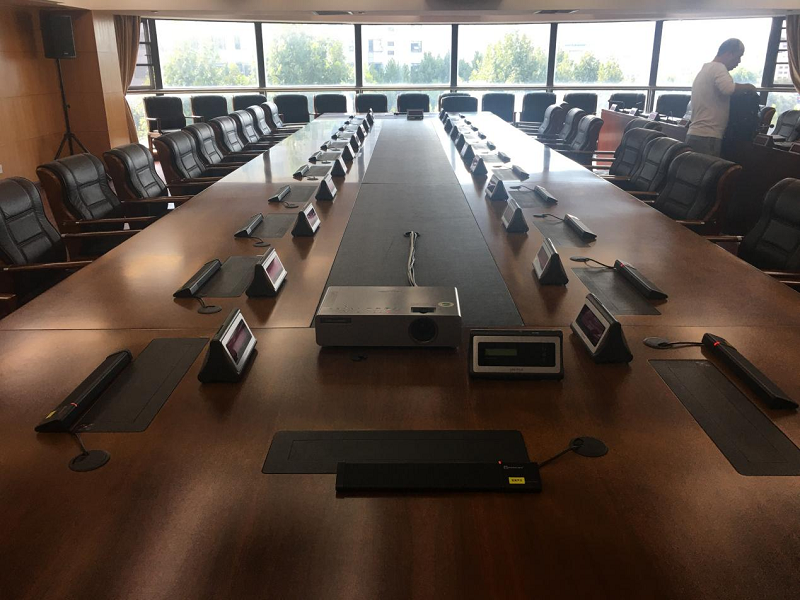 Relacart MAS-D Dante Microphone Array settled in the conferenceroom of a company in Wuhan